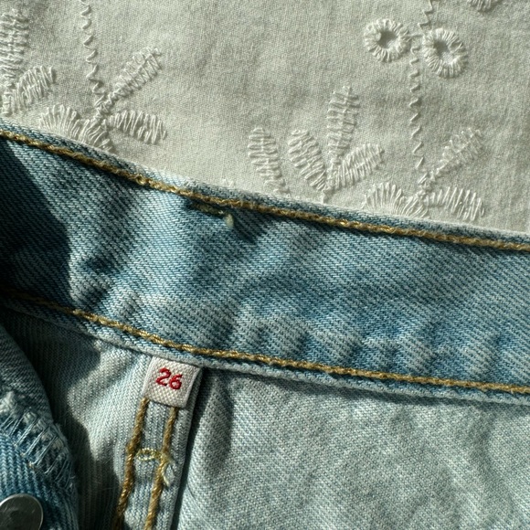 Levi’s Light Wash Denim Shorts (Size 26) - Picture 3 of 5